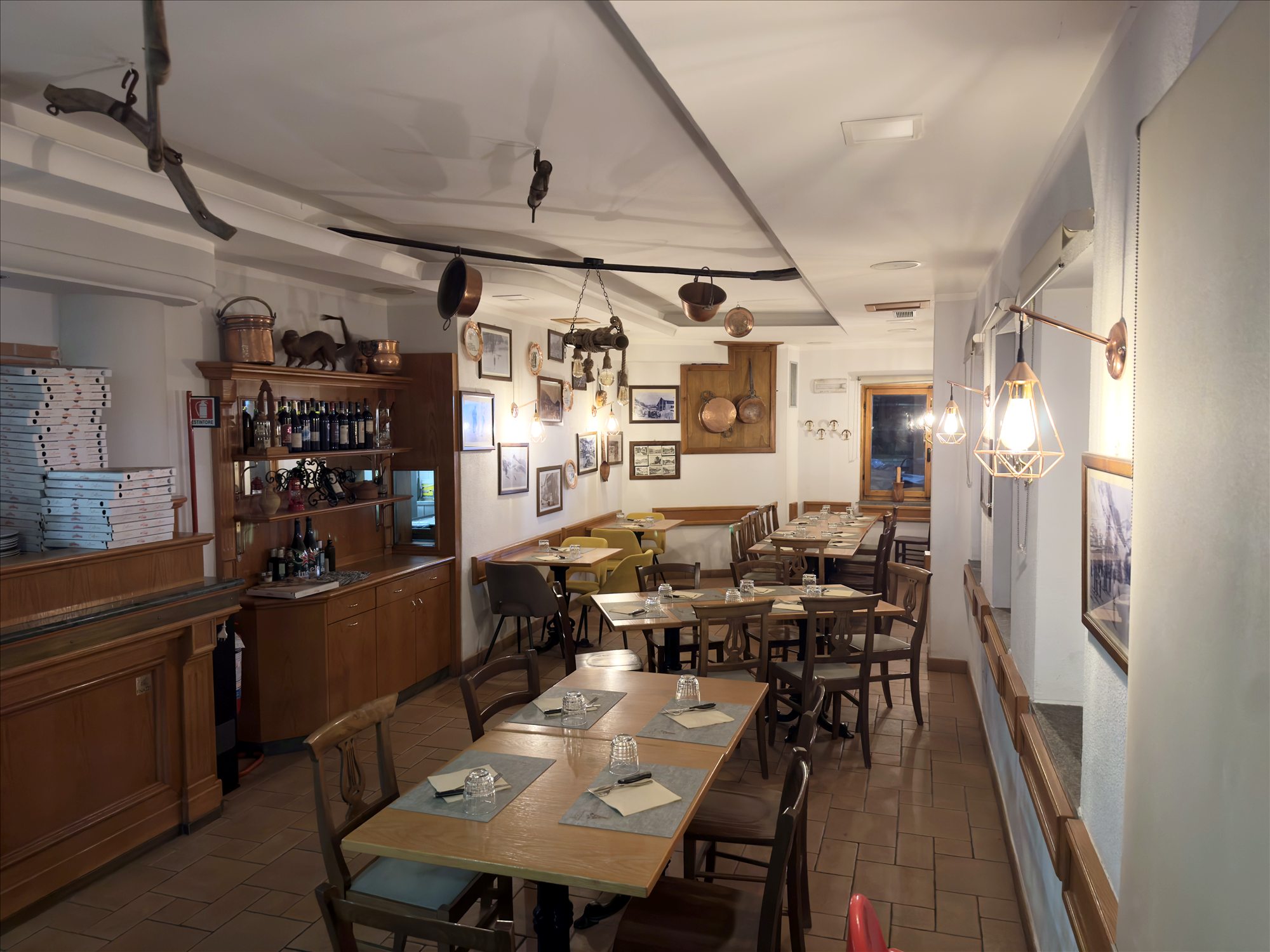 La sala di La Cabassa, a Cesana Torinese, pronta per il servizio